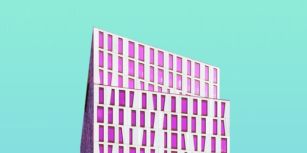 Moderne Architektur vor türkisem Himmel