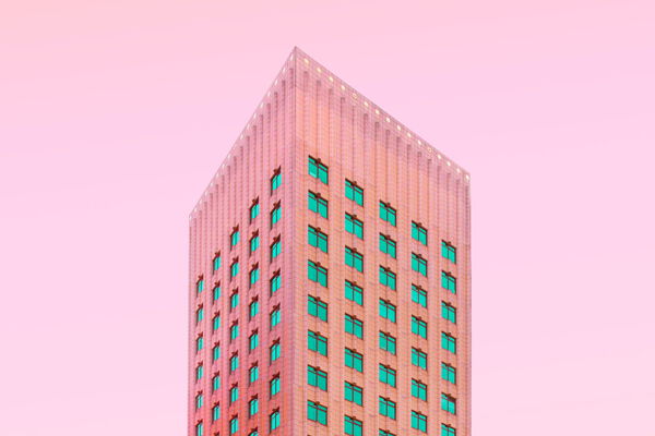 Moderne Architektur vor orangem Himmel