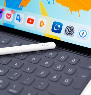 Nahaufnahme eines Tablet mit Tastatur und Pencil